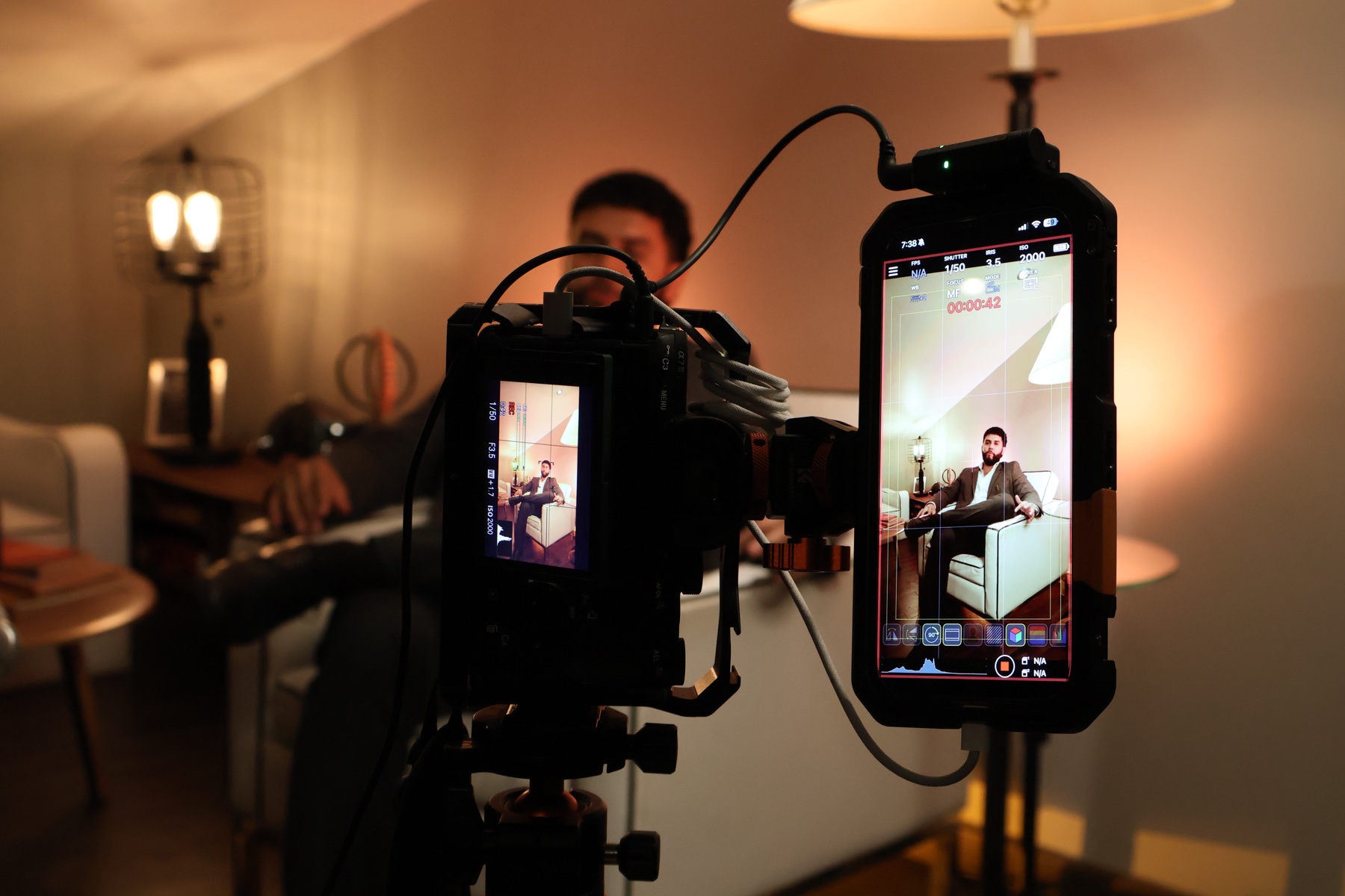 Preparación de una entrevista con cámaras y monitores.