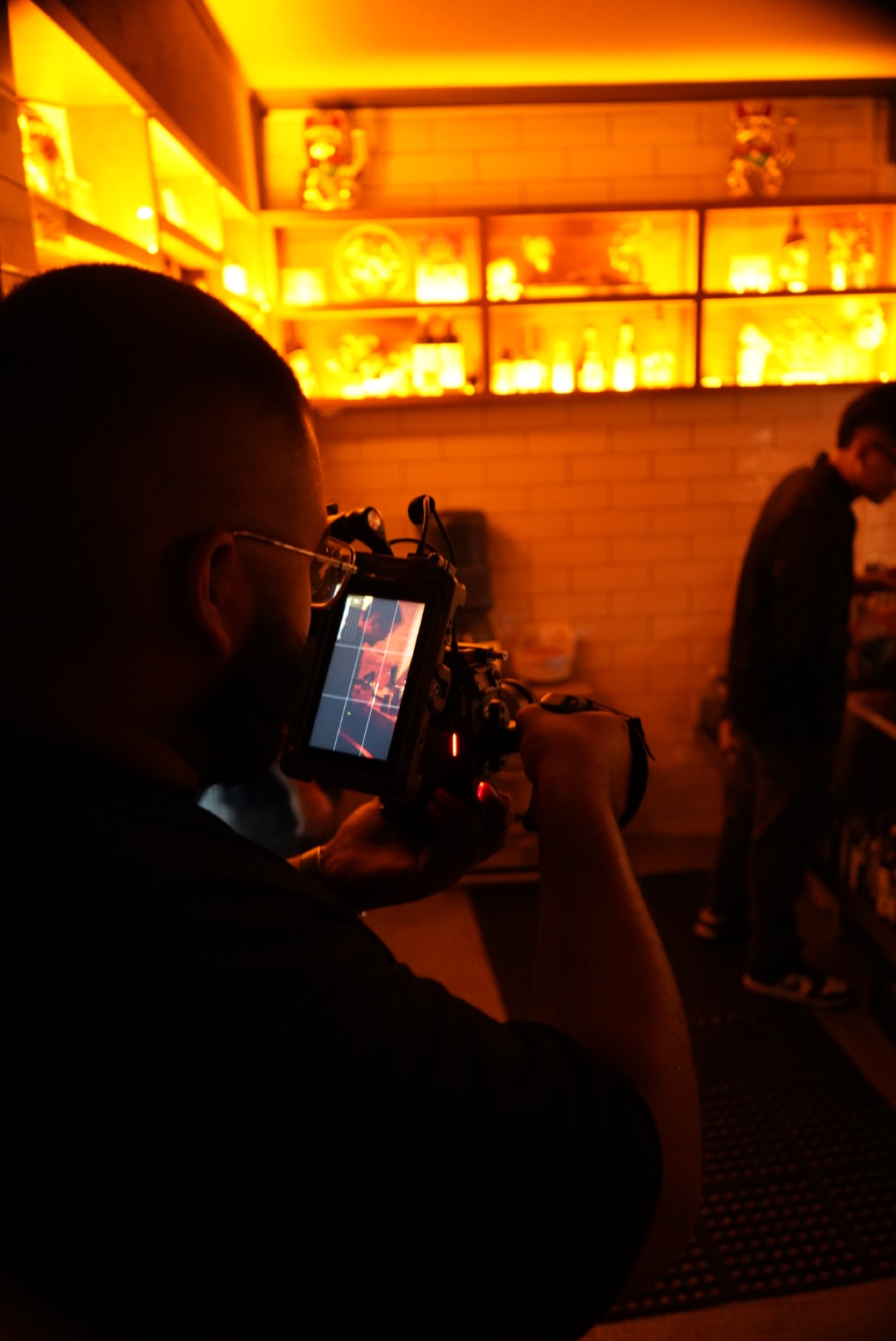 Cámara en acción durante una producción en un espacio gastronómico.