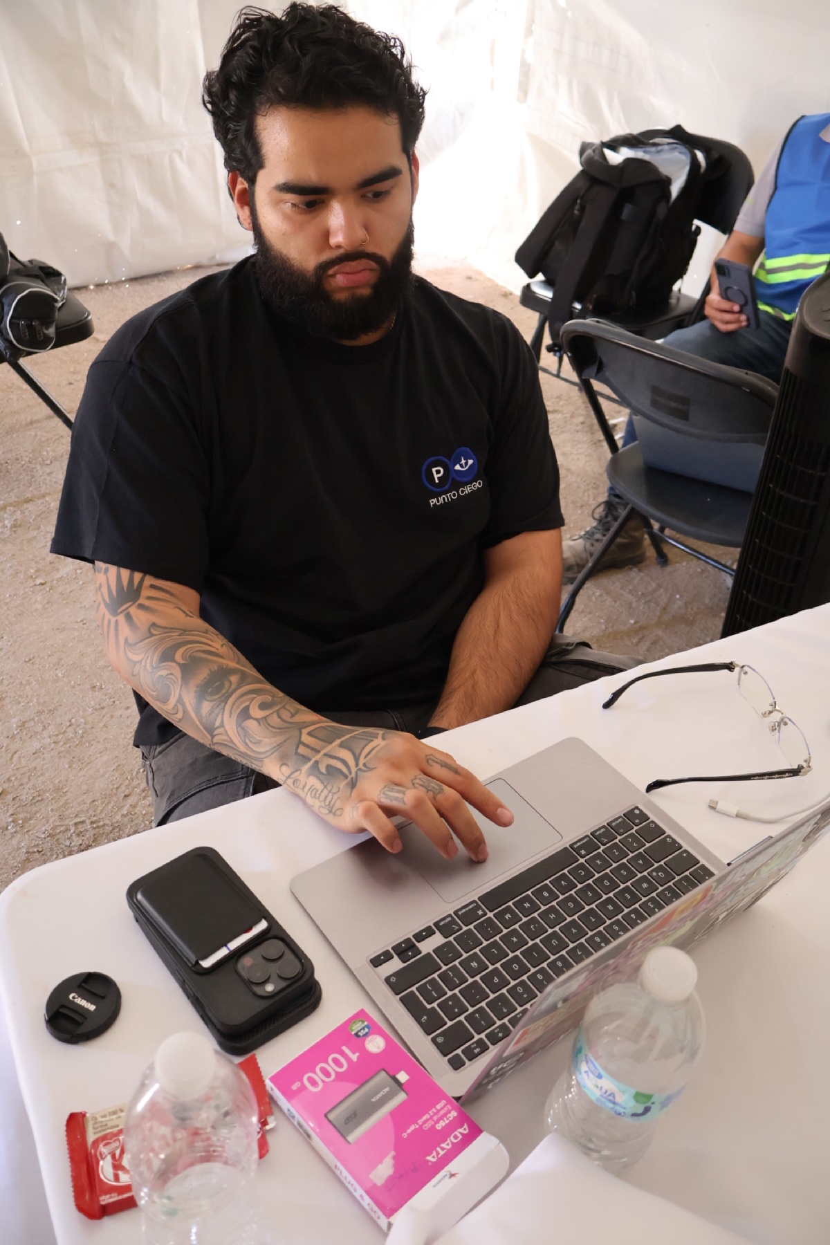 Trabajo del equipo en computadora durante una producción.