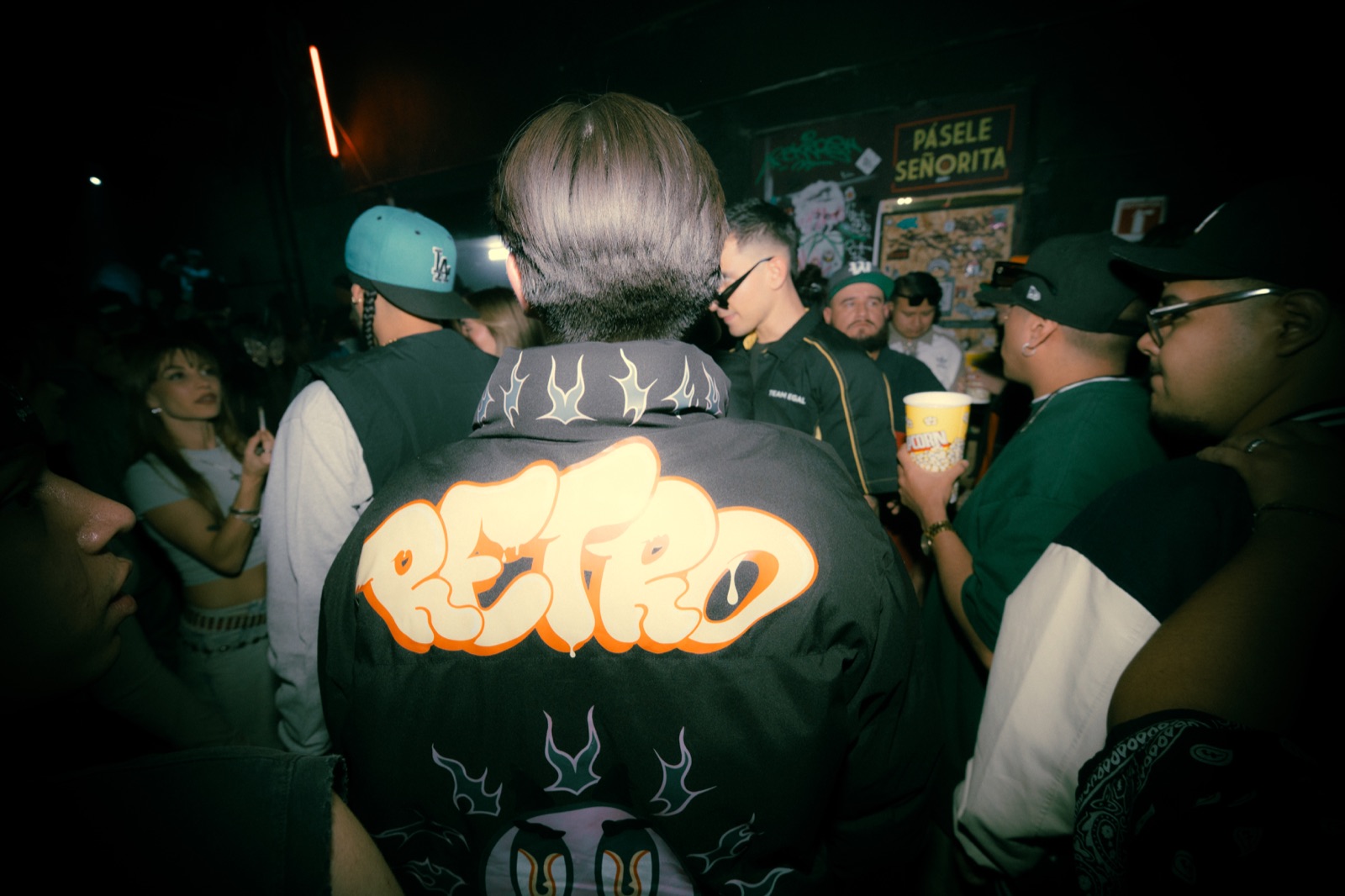 Fotografía del lanzamiento de RETRO con prendas de la marca